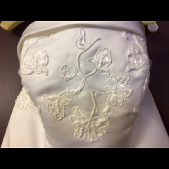 Never worn!! Beautiful Strapless Wedding Dress - Picture 2 of 4